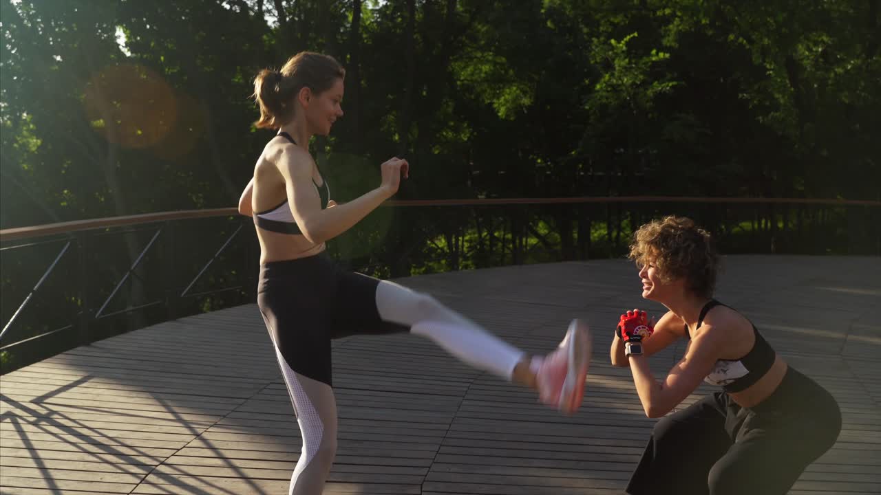 rutina de fitness de las mujeres en un parque