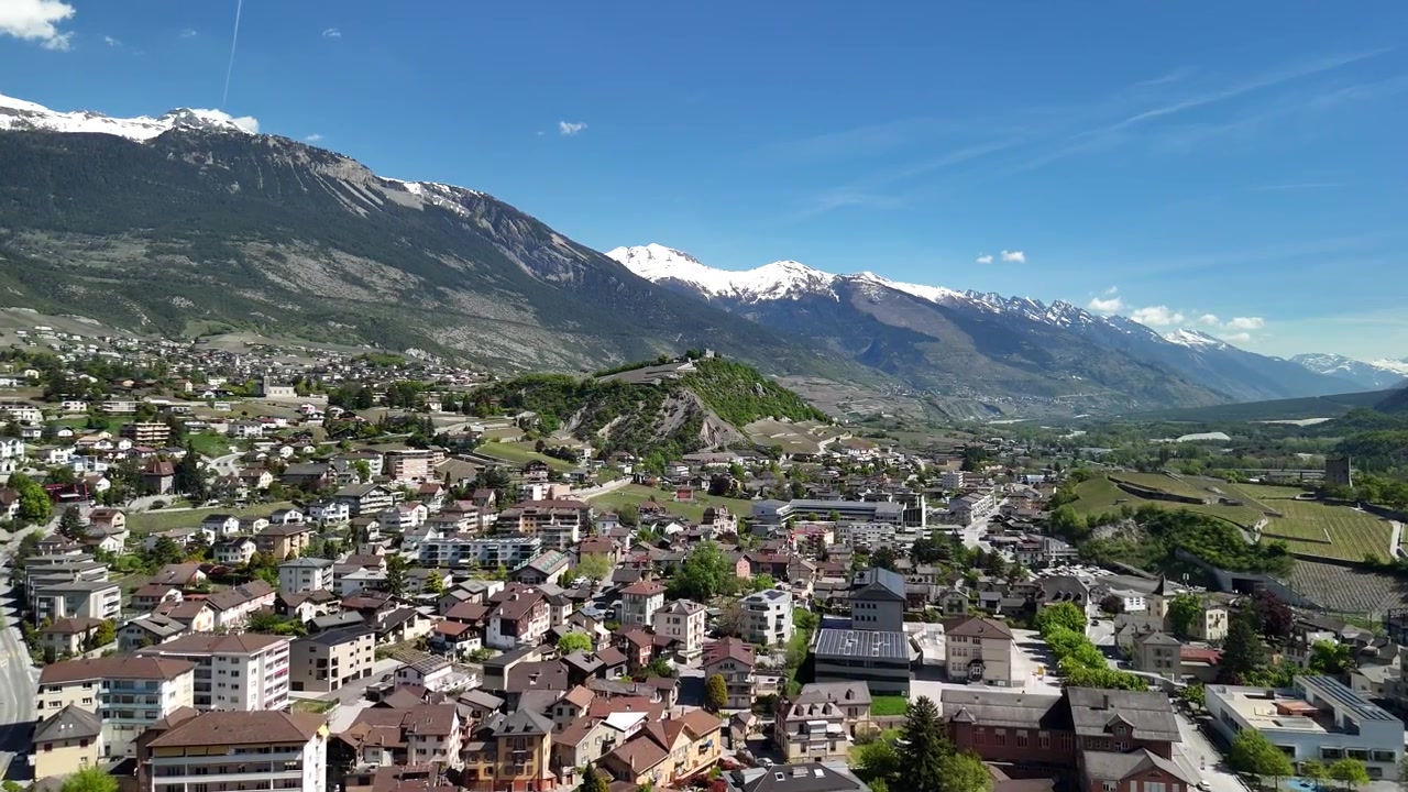 Schweiziske by Sion i Rhône-dalen i kantonen Valais, Schweiz, luftfoto fra drone.