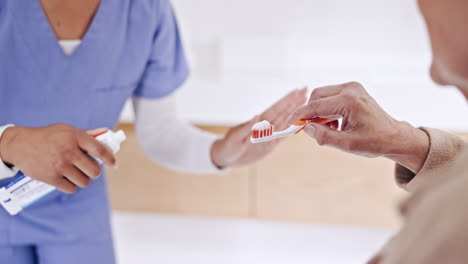 manos, cepillándose los dientes o ayudando a un anciano