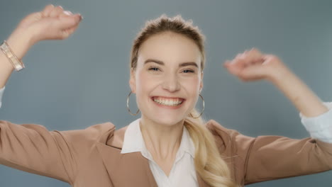 Mujer-De-Negocios-Feliz-Celebrando-El-éxito.-Ganador-Emocionado-Celebrando-La-Victoria