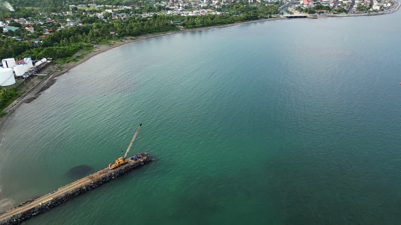 필리핀 카타두아네스 주 비라크 - 비라크 항구 와 그 주변 의 해안 도시 의 그림 같은 풍경 - 드론 이 앞으로 날아다니고 있다