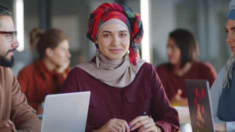 Retrato-De-Una-Joven-Musulmana-Con-Hiyab-En-Una-Reunión-De-Negocios