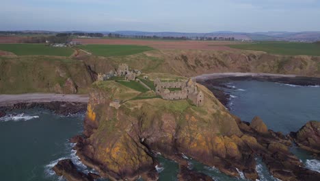 Sobrevuelo-Del-Castillo-De-Dunnottar-En-Escocia-Acercándose-Desde-El-Océano