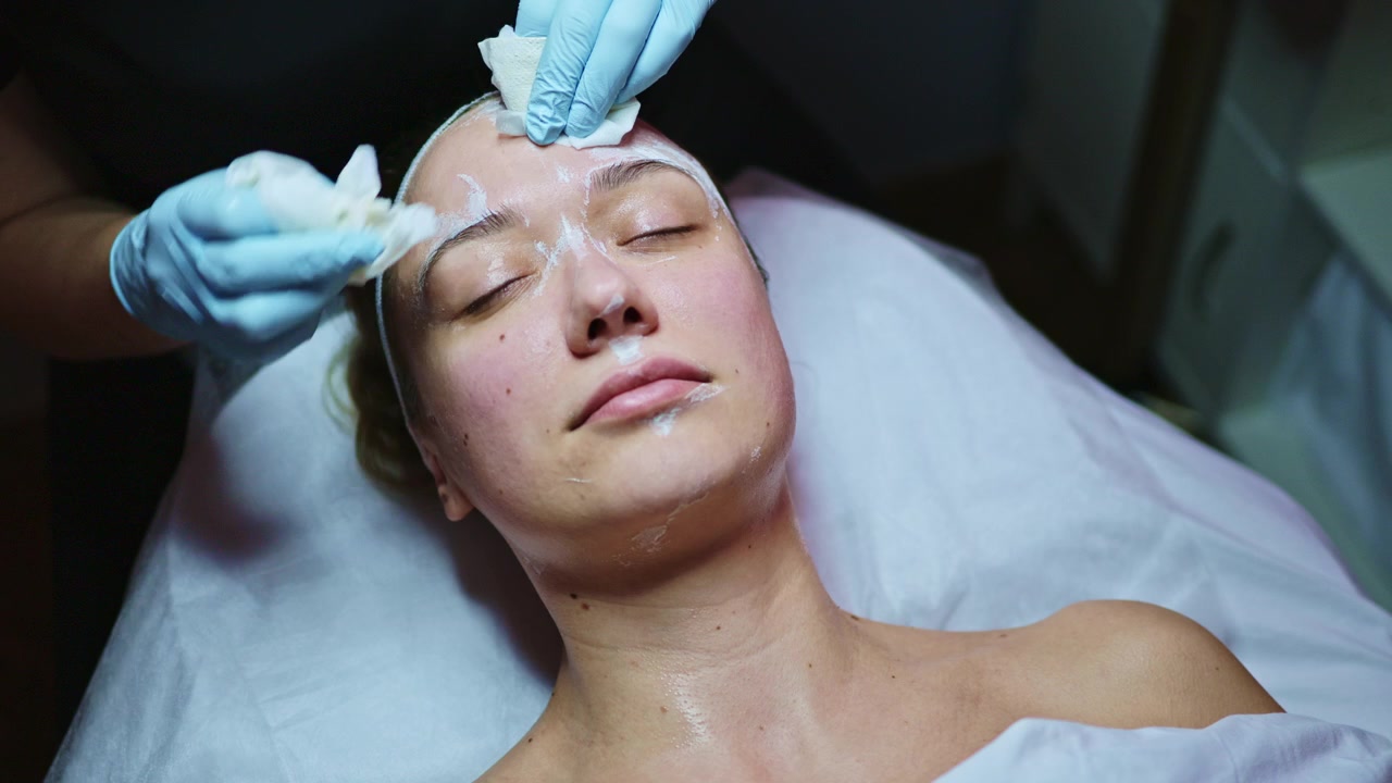 Kvinde får ansigtsbehandling på et spa om dagen med fokus på hudpleje og afslapning