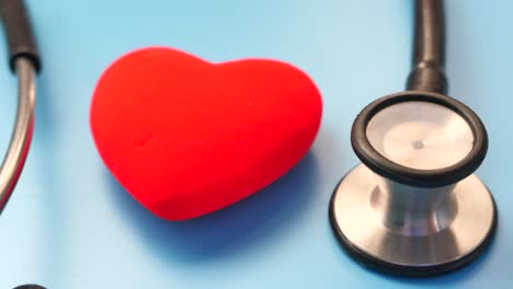 corazón rojo y estetoscopio: símbolo de la salud del corazón y la cardiología