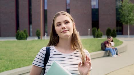 Porträt-Einer-Studentin,-Die-Vor-Dem-Universitätscampus-Steht.