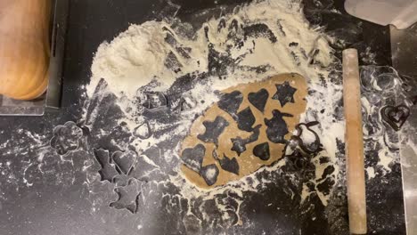 el proceso de hacer galletas de pan de jengibre con moldes para la pascua
