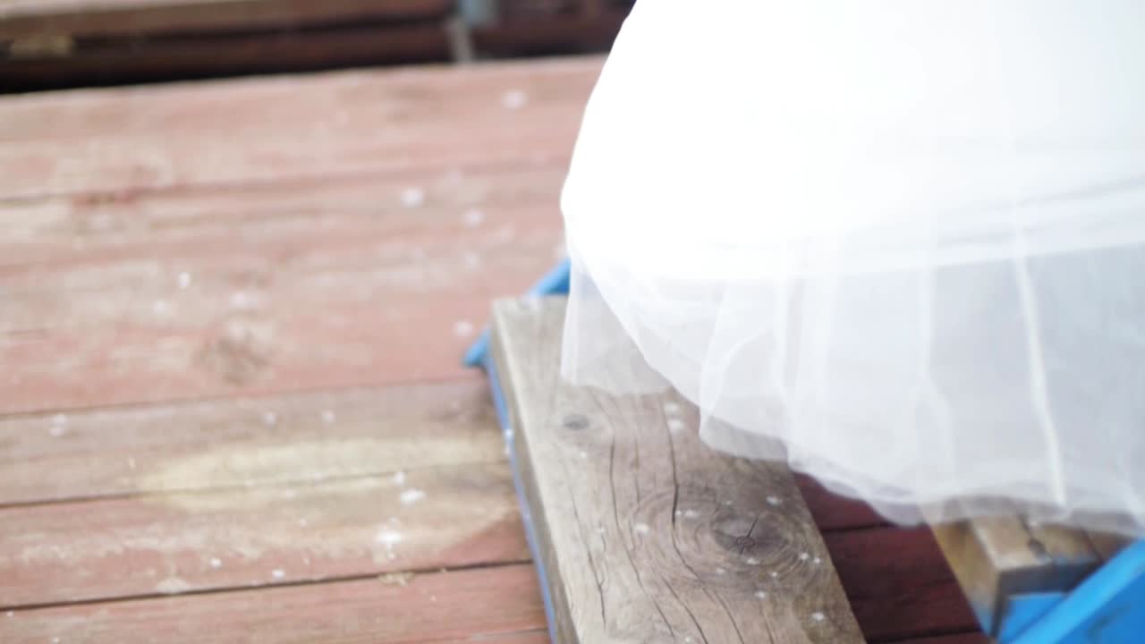 신부 가 계단 을 내려가고 있다