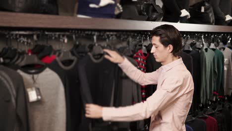 hombre comprando ropa en una tienda de ropa