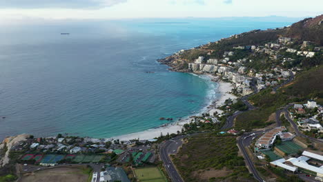 Toma-Aérea-De-La-Playa-De-Hout-Bay-Día-Soleado-Cap-Town-Sudáfrica