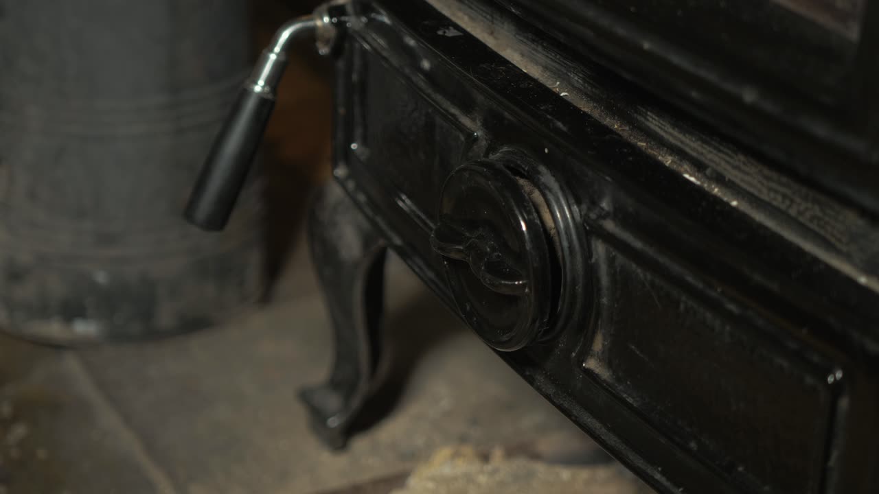 고체 연료 난로에 열려 있는 회전 통풍구