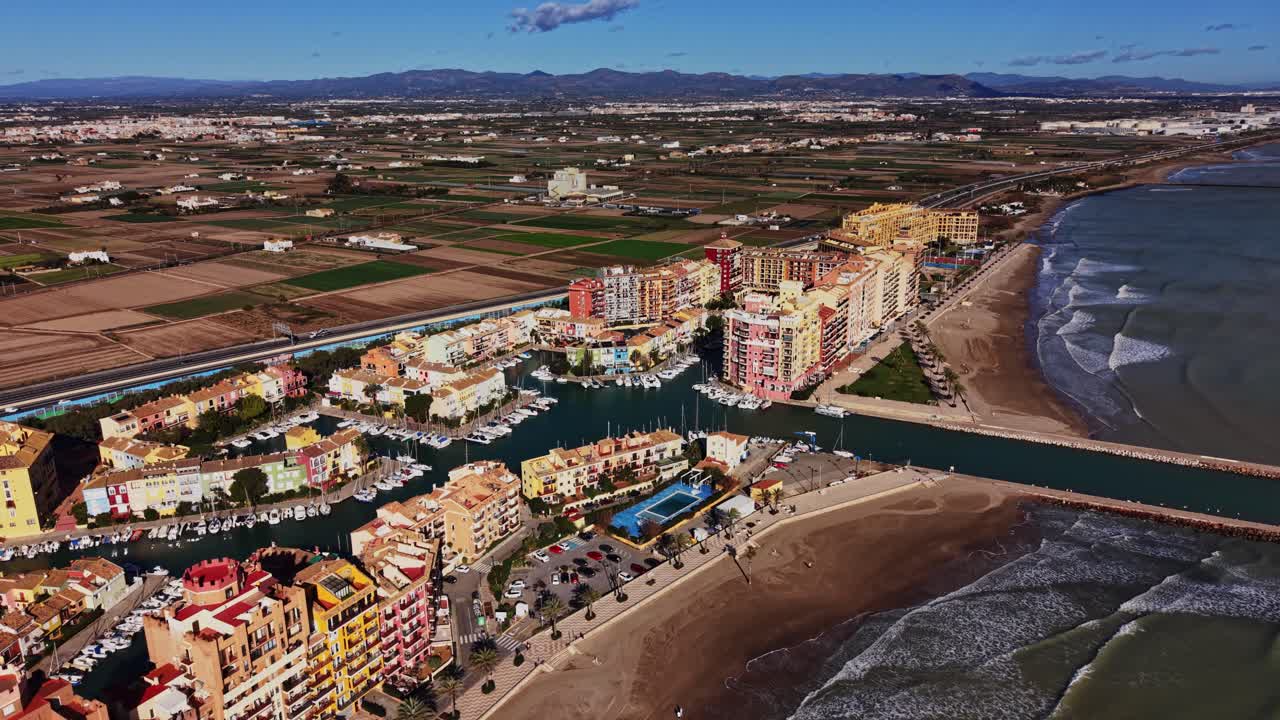 Kystudsigt over Spanien med vand, bygninger og landbrugsjord i baggrunden