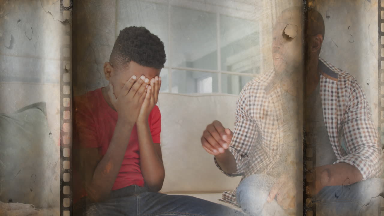 아프리카계 미국인 아버지가 스트레스를 받은 아들을 위로하는 오래된 영화 오버레이 효과