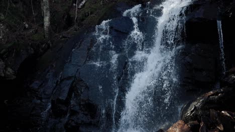 Cascada-Sobre-Rocas-En-Saint-côme,-Quebec,-Canadá---Cámara-Lenta