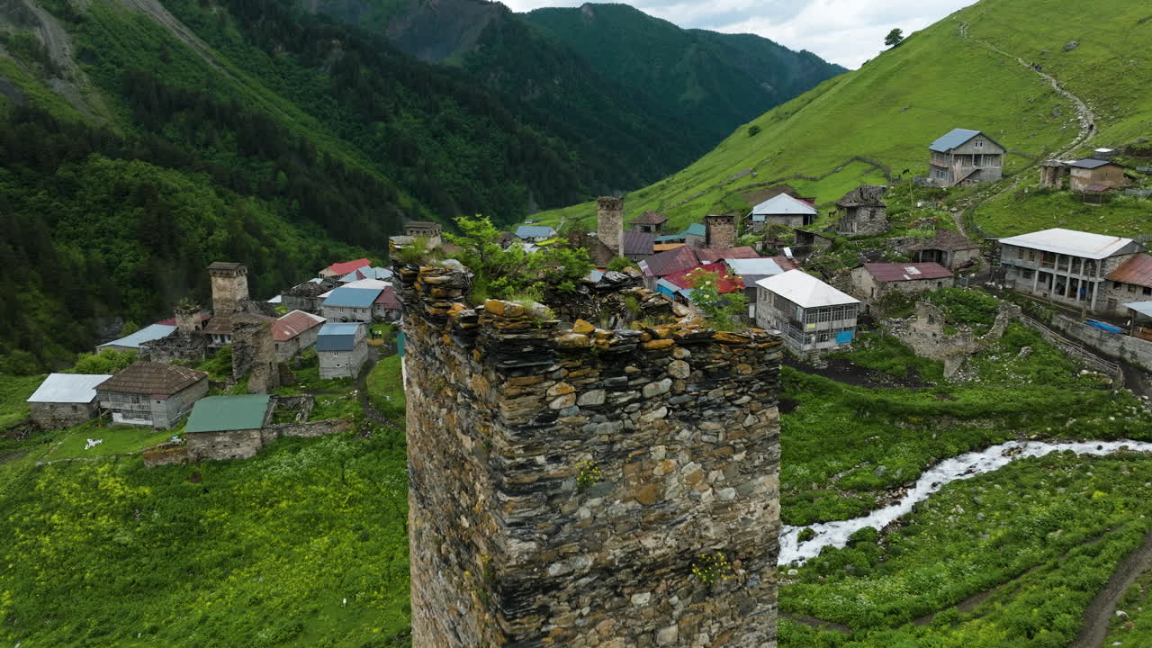 Gürcistan'daki Ortaçağ Adishi Yayla Köyü, Svan Kuleleri ve Nehir.