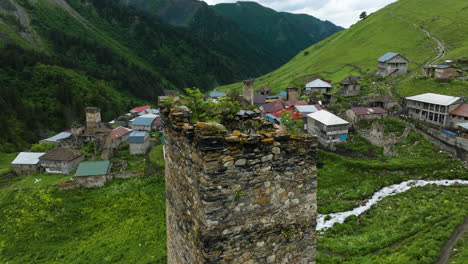 Mittelalterliches-Adishi-Hochlanddorf-Mit-Svana-Türmen-Und-Fluss-In-Georgien