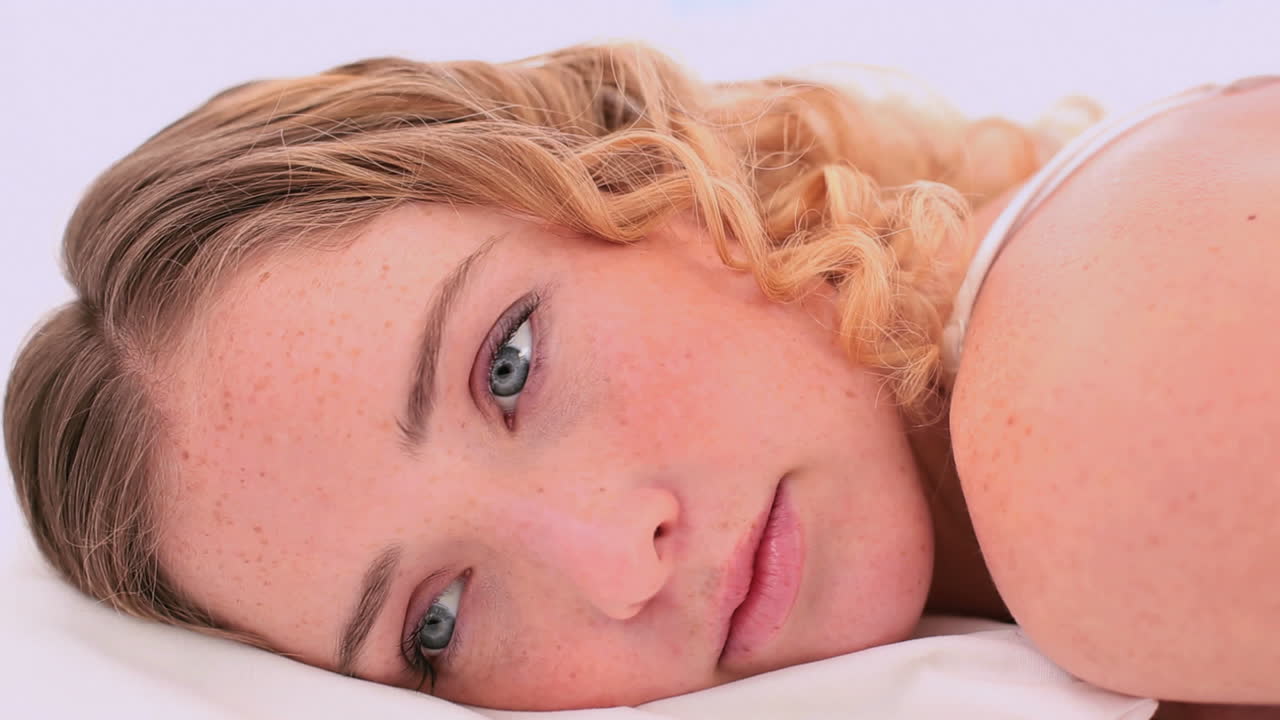 매력적인 금발 모델이 깨어납니다.