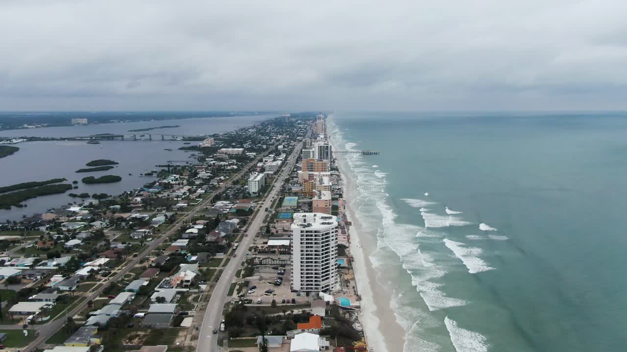amplia vista aérea de la ciudad, el océano y el río en daytona beach, florida en un día nublado