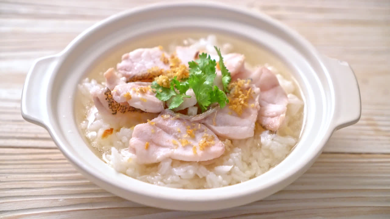 죽 또는 생선 그릇에 삶은 쌀국수