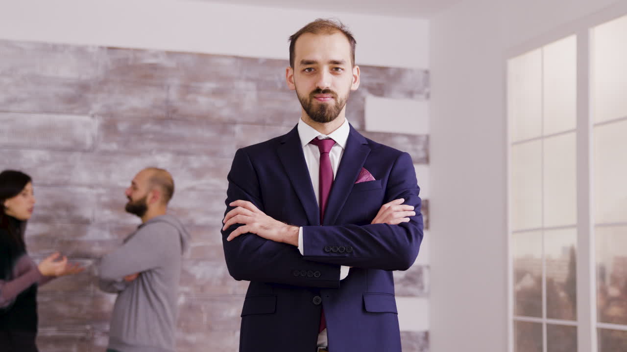 un grupo de personas en trajes