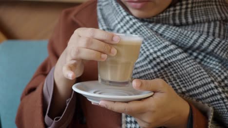 mujer bebiendo café en un acogedor café