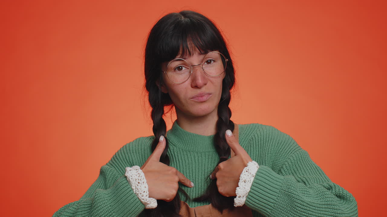 joven feliz sintiéndose muy orgullosa señalándose a sí misma, pareciendo segura de sí misma, encantada por el éxito