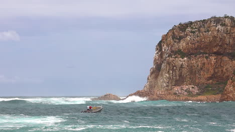 un barco comercial de pasajeros investiga lentamente las cabezas de knysna antes de regresar debido al peligro.