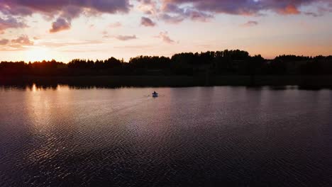 puesta de sol pacífica en un lago
