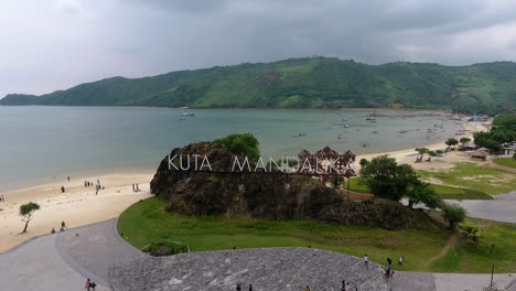 Vista-Aérea-Del-Famoso-Destino-De-Carreras-De-Moto-Gp-Kuta-Mandalika-Beach,-Isla-De-Lombok,-Indonesia