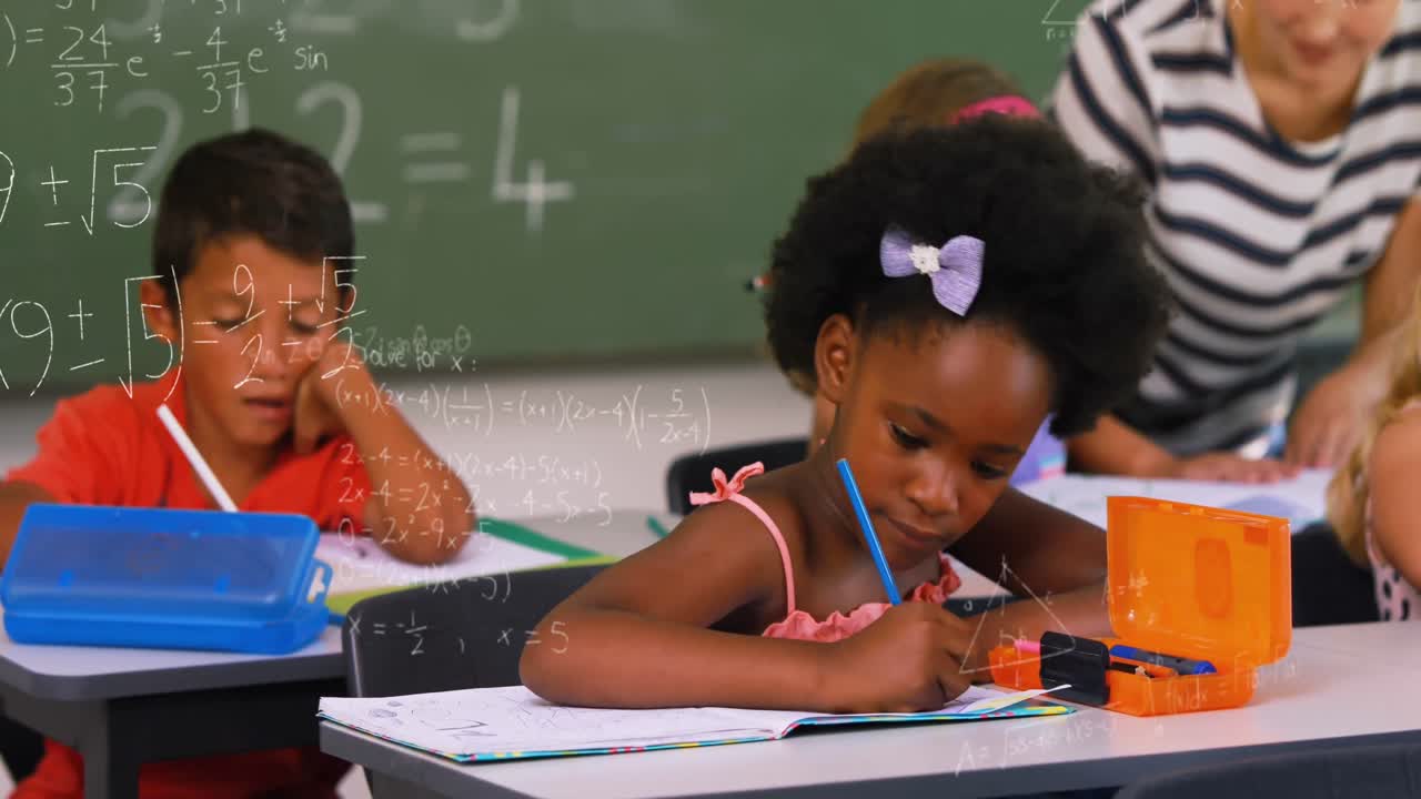 Animazione di equazioni matematiche su diversi scolari che scrivono