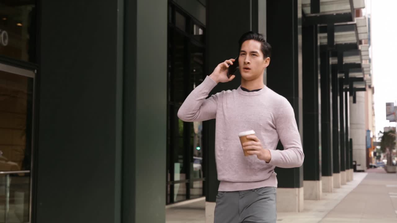 이동 중인 전문적인 젊은이