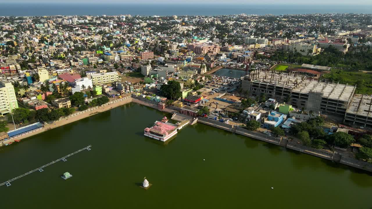 Mozzafiato ripresa aerea con drone di Jagannath Puri, con una vista a volo d'uccello del tempio e della costa vicina.