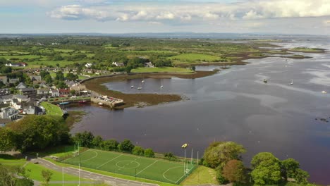 kinvara, galway, irlanda, agosto de 2020, drone descendiendo lentamente mientras empuja hacia el pueblo de pescadores