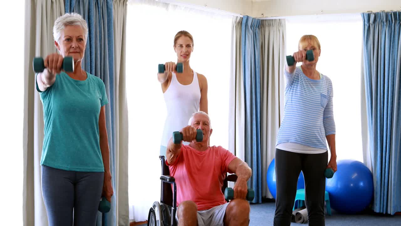 노인 들 이 운동 을 하는 데 도움 을 주는 트레이너