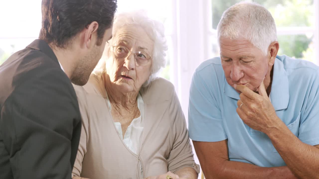 사업가 가 고위 부부 와 대화 하고 있다
