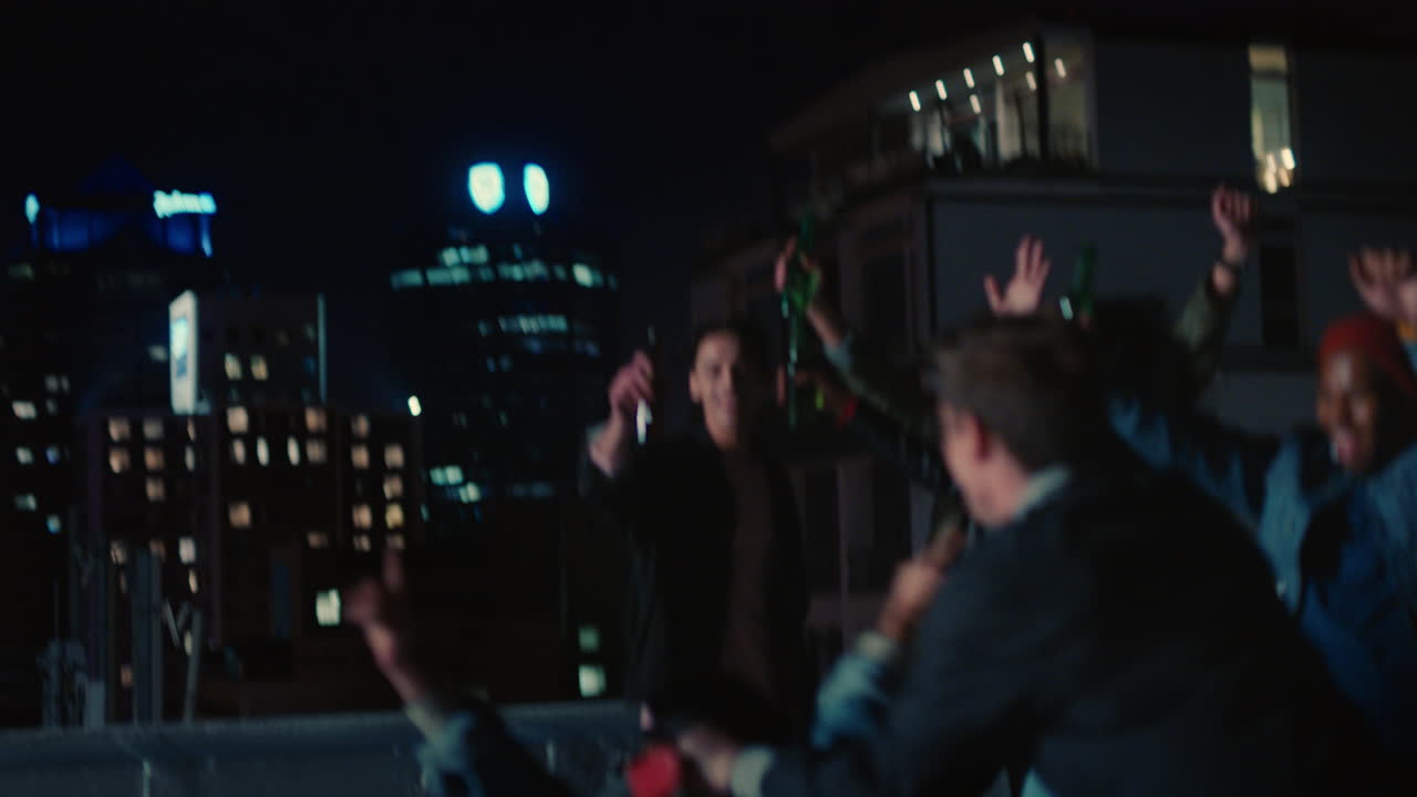 un grupo de amigos corriendo en un carrito de compras divirtiéndose en la azotea por la noche disfrutando de una fiesta de celebración de fin de semana