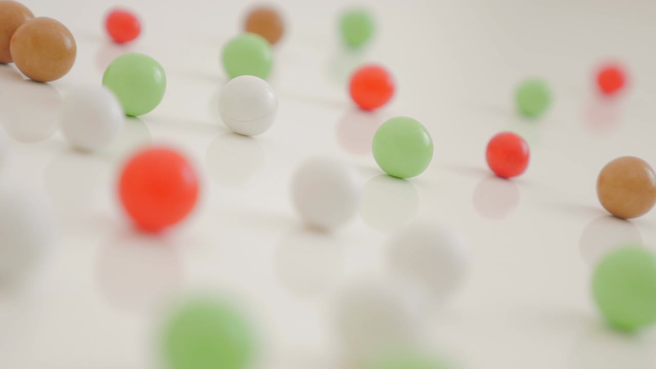 색 반사 배경에 배열 된 둥근 모양의 콩쿠르 4k 2160p 울트라hd 영상 - 색 표면에 반이는 다채로운 사탕과 한 개의 빨간색 초점 4k 3840x2160 uhd 비디오
