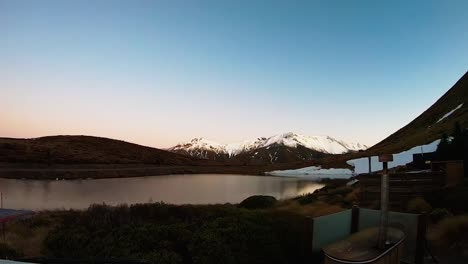 Hermoso-Lago-Stella-De-Lapso-De-Tiempo-Con-Mt-Lyford-Nueva-Zelanda-En-El-Fondo