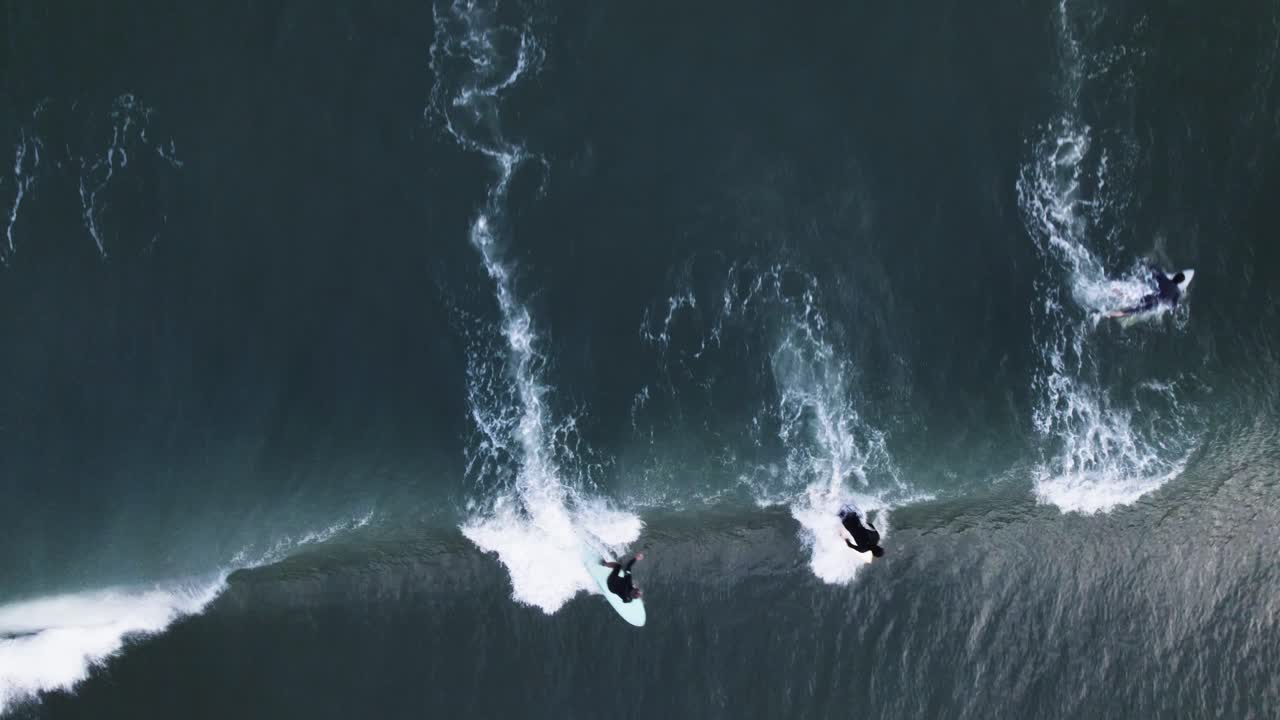 Vista dall'alto con drone sull'oceano.