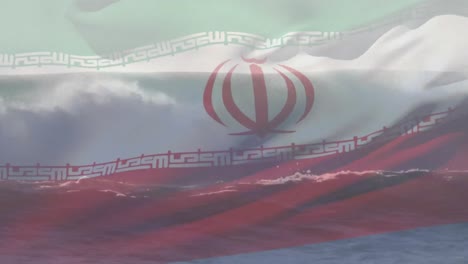 Animation-Der-Iranischen-Flagge,-Die-über-Tosenden-Wellen-Im-Meer-Weht