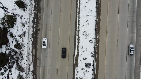 los coches pasan por la autopista nevada