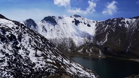 Movimiento-Panorámico-De-Bonita-Vista-Del-Volcán-Nevado-De-Toluca-También-Llamado-Xinantecatl-Que-Rara-Vez-Es-Tan-Nevado-Y-Su-Laguna