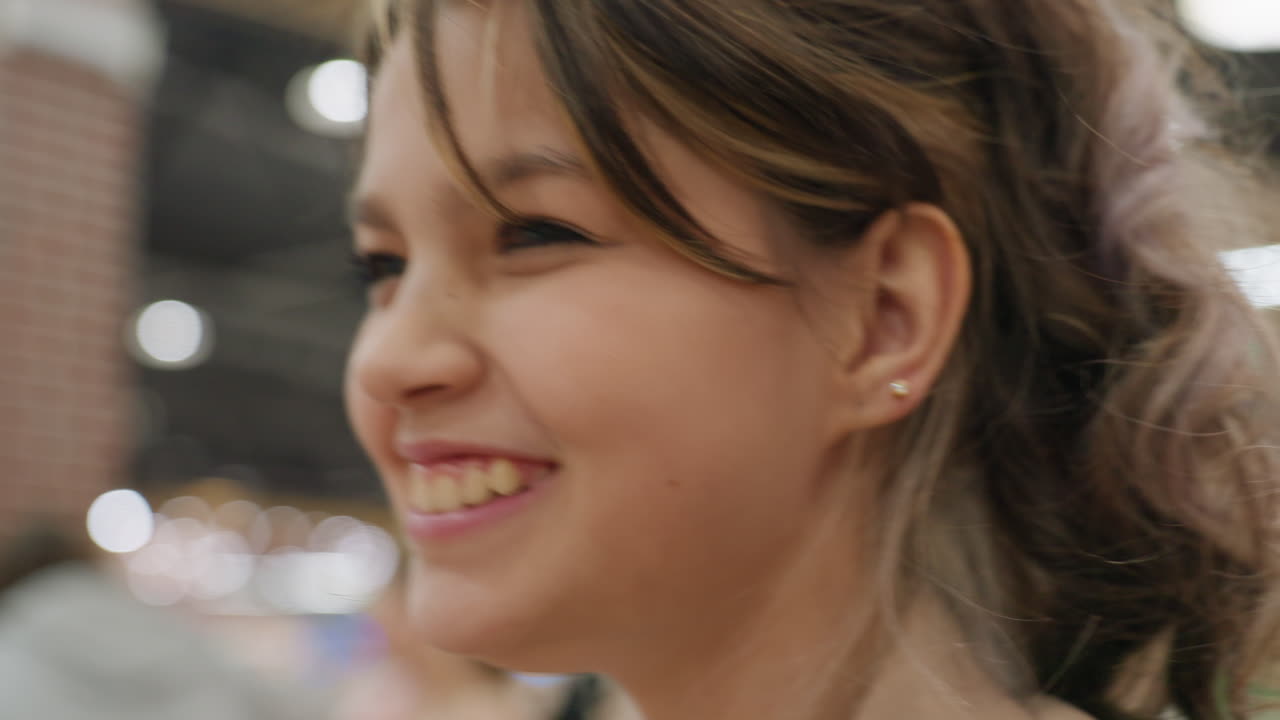 Sonriente comensal disfruta de su hamburguesa: una mujer sonríe alegremente tras disfrutar de una deliciosa hamburguesa en un ambiente agradable; una dama risueña comparte una amplia sonrisa mientras saborea su comida en un ambiente social animado.