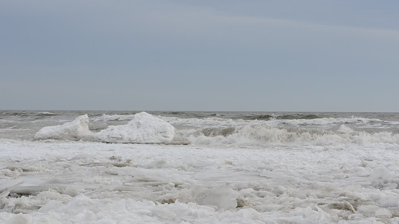 凍った海。氷と波