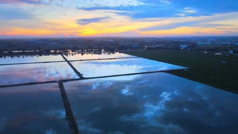 Hermosa-Toma-Aérea-De-Lagos-De-Reflexión-Y-Cielo-Nublado