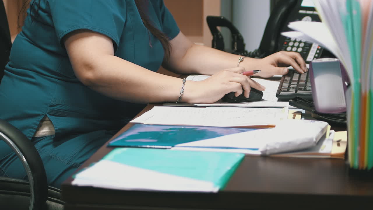 recepcionista y una enfermera con bata en el consultorio de un médico