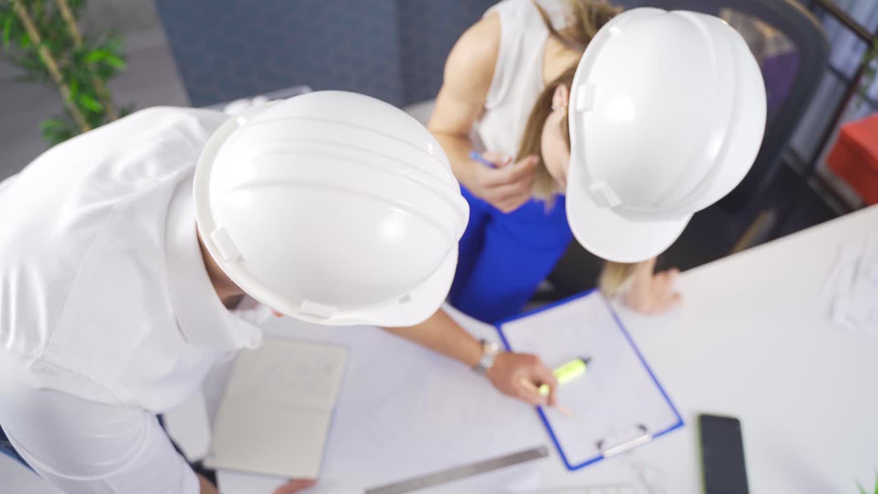 primer plano del arquitecto señalando el dibujo del edificio en el plano. proyecto de construcción en el plan.