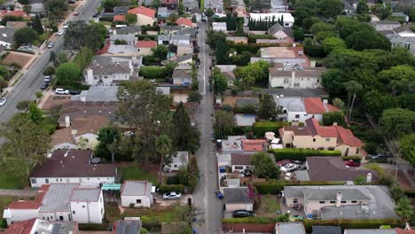 sobrevuelo aéreo de la comunidad residencial suburbana de brentwood, california