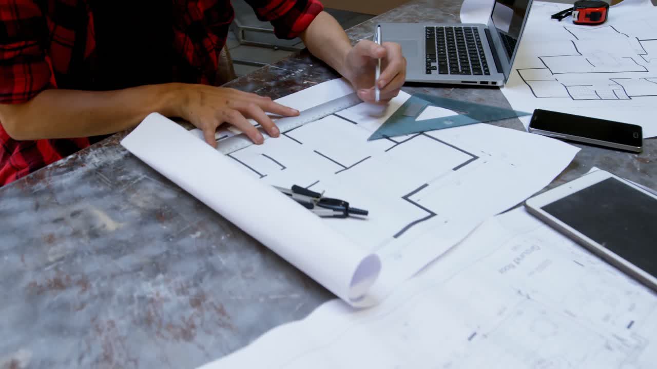 soldadora trabajando en el escritorio 4k