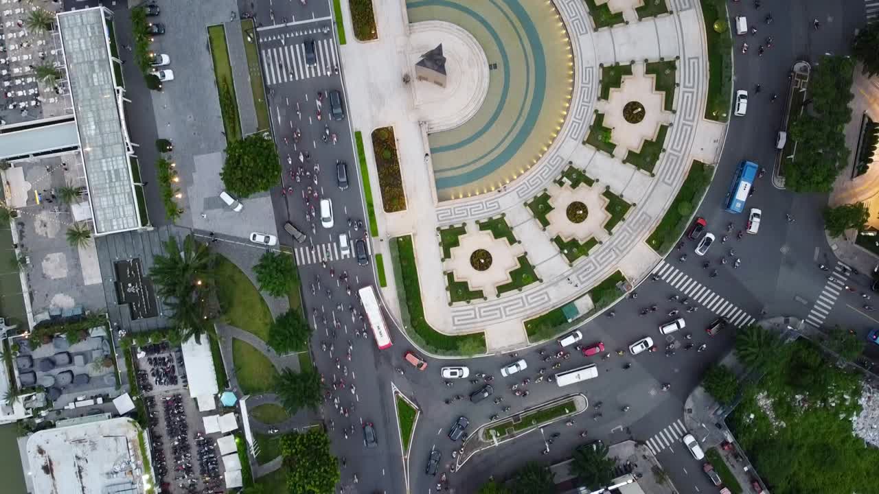 drone perspectiva de arriba hacia abajo del distrito 1 de la ciudad de ho chi minh vietnam bulliciosa carretera de tráfico